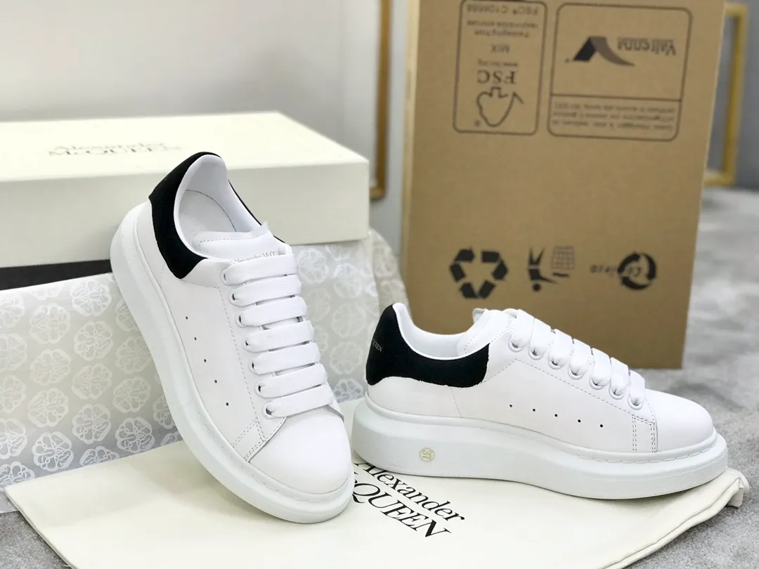 👟👟Ex-factory price 480👟👟McQueen Yang Jingwei is crazy about white shoes ❤️More than 150 types of layouts, making the top quality in the market. McQueen Alexander mcqueen's classic star popular all-match white shoes, whoever wears them will look better√ One of the most photographed shoes in street photography 〰 Tell the babies loudly that my outsole is the original custom-made matte outsole. The rubber foam outsole has a certain degree of hardness and resilience. It is comfortable to walk and has a great foot feel‼ ️(Please distinguish between soft 👟👟 ex-factory price u or yellowed raw rubber soles in the market) 〰 Original version matching, original customization, imported matte silk cowhide from Italy, imported full-grain cowhide for lining feet, discreet thick sole design, about 4cm, easy to wear on long legs 〰Size: Female size 34-40m (34, 40 customized, non-refundable) Male size 38-44 (38, 44 customized, non-refundable)